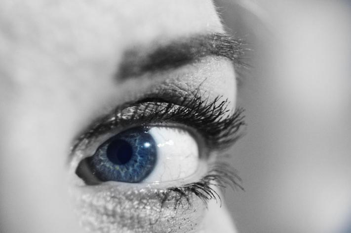 ojo-chica-azul