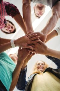 equipos de alto desempeño felices con resultados