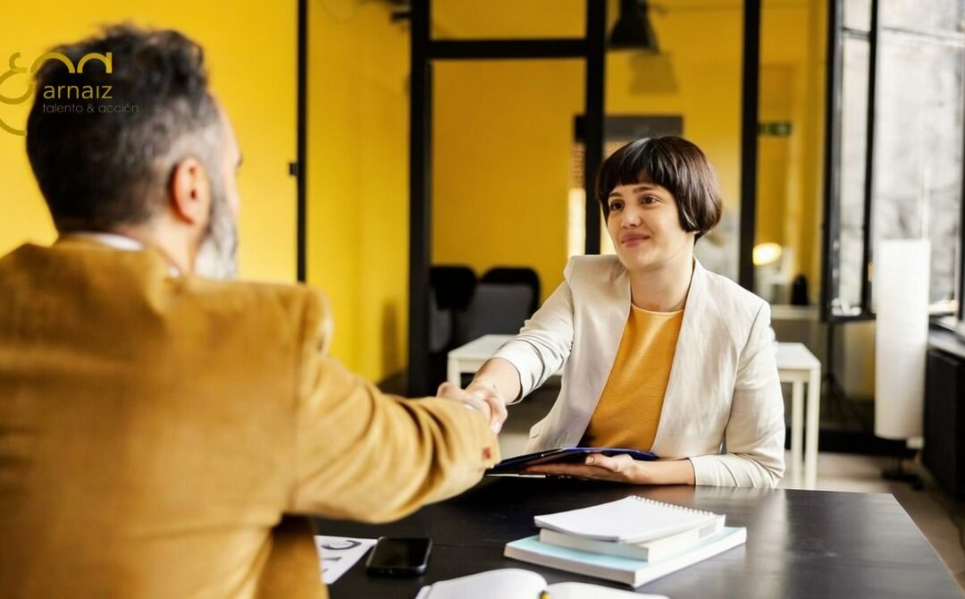 «Nosotros te llamamos»: qué significa de verdad en una entrevista de trabajo y qué hacer